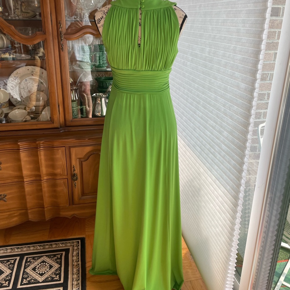 Elegant summer green gown ready for that dinner date!